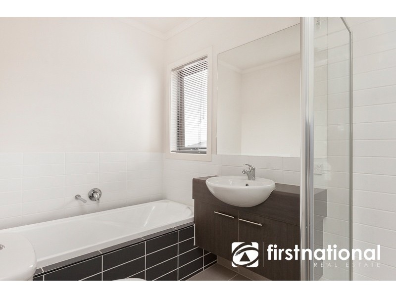 40 Edgeware Close, Pakenham VIC 3810