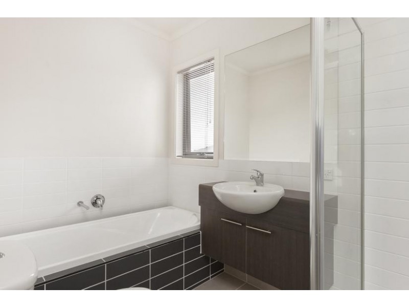 40 Edgeware Close, Pakenham VIC 3810