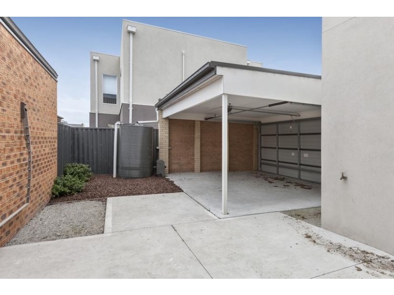 40 Edgeware Close, Pakenham VIC 3810