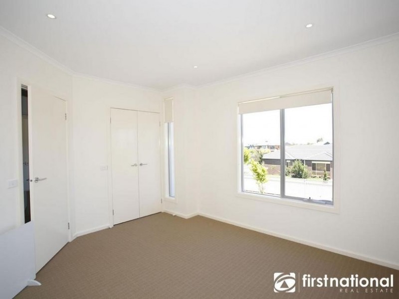 2/11 Howqua, Pakenham VIC 3810