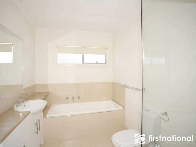 2/11 Howqua, Pakenham VIC 3810