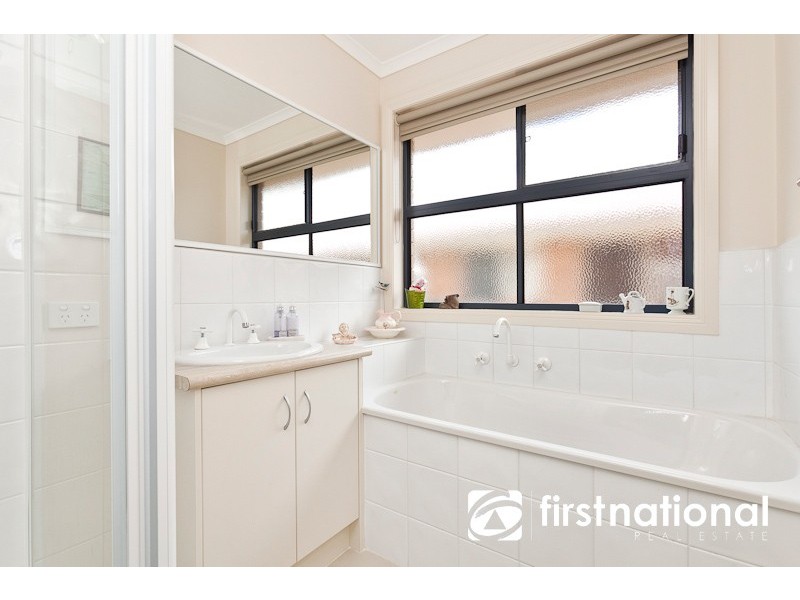 27 Riviera Drive, Pakenham VIC 3810