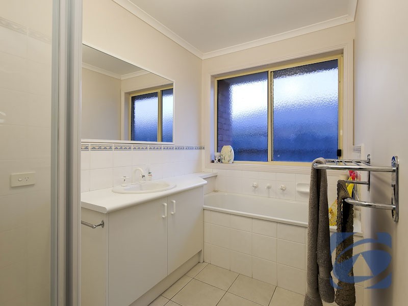 11 Ben Drive, Pakenham VIC 3810