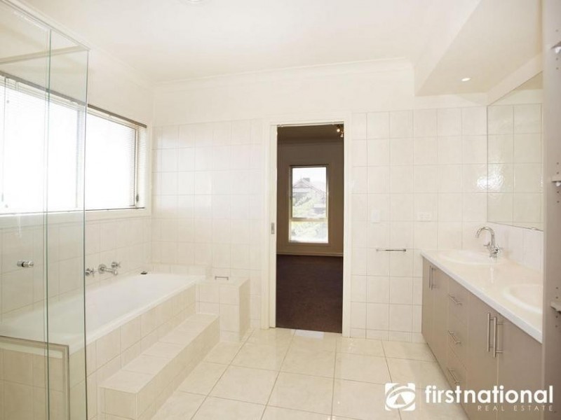 14 Clearwater Drive, Pakenham VIC 3810