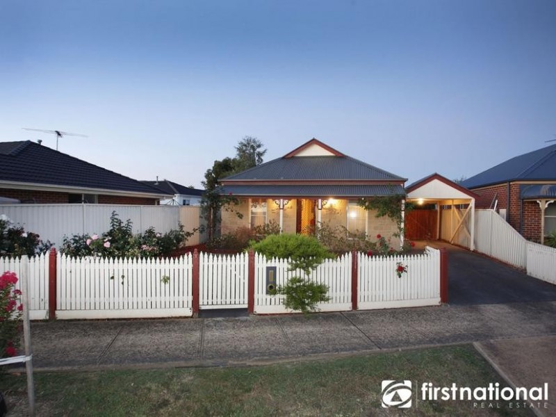 2 Mitchell Close, Pakenham VIC 3810