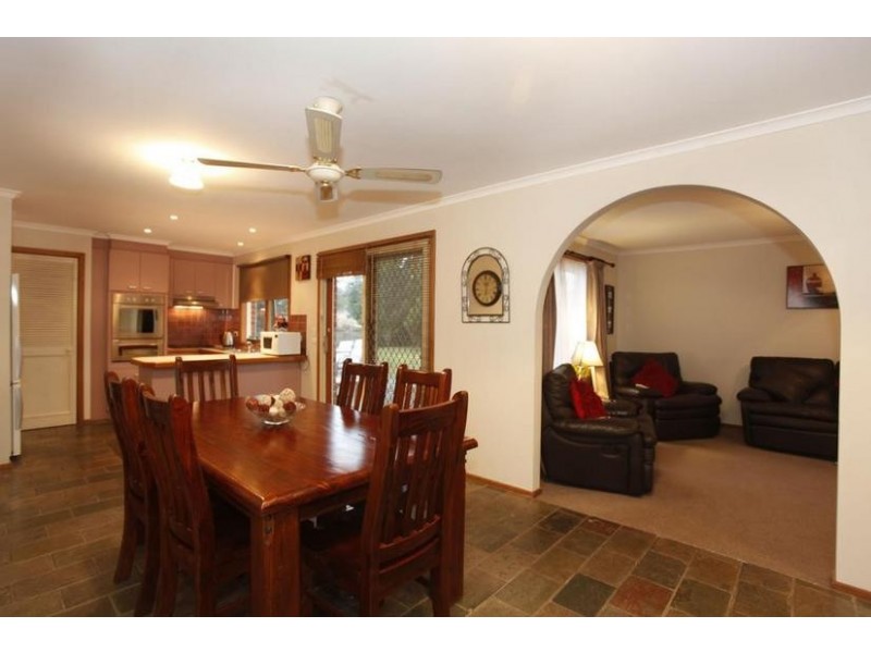 16 Bridle Place, Pakenham VIC 3810