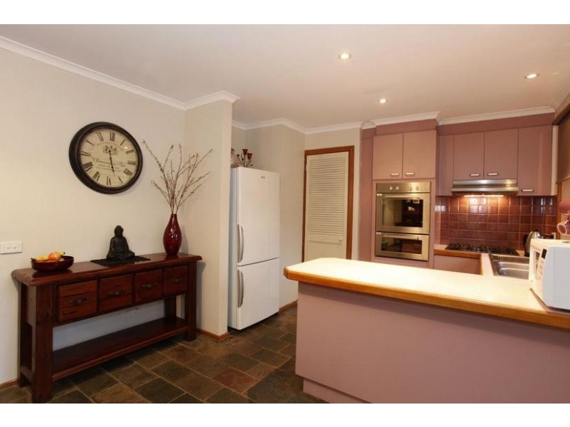 16 Bridle Place, Pakenham VIC 3810