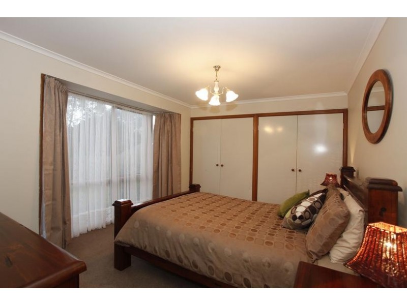 16 Bridle Place, Pakenham VIC 3810