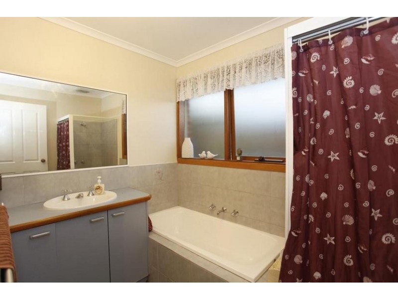 16 Bridle Place, Pakenham VIC 3810