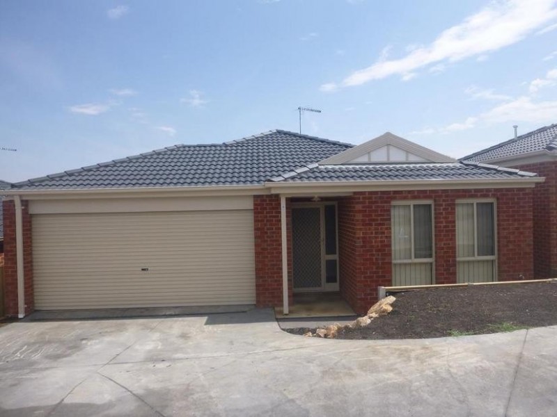 4/12 McCleneghan Place, Pakenham VIC 3810