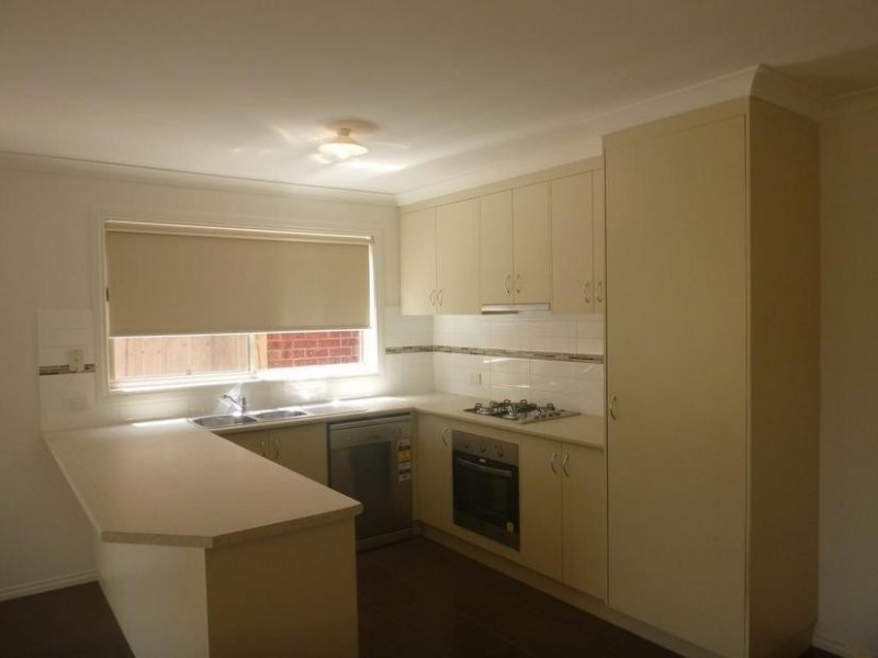 4/12 McCleneghan Place, Pakenham VIC 3810