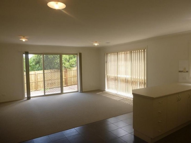 4/12 McCleneghan Place, Pakenham VIC 3810