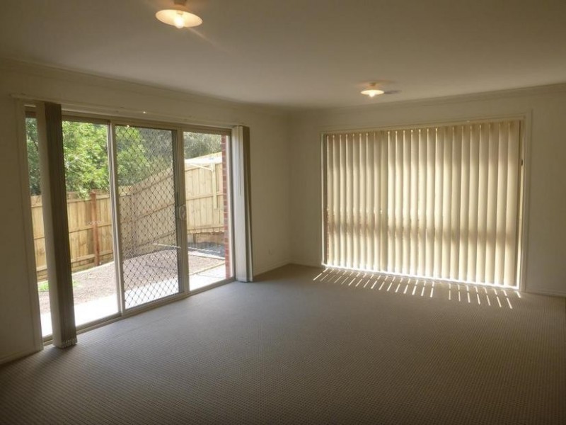 4/12 McCleneghan Place, Pakenham VIC 3810