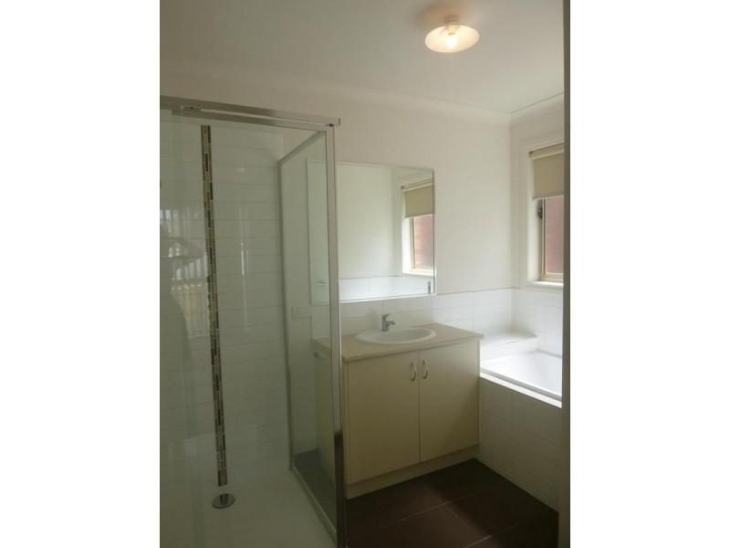 4/12 McCleneghan Place, Pakenham VIC 3810