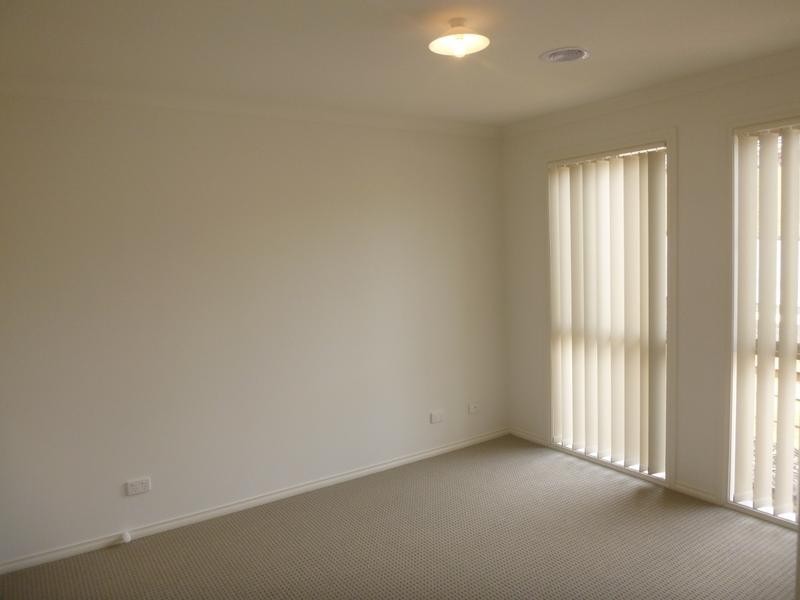 4/12 McCleneghan Place, Pakenham VIC 3810