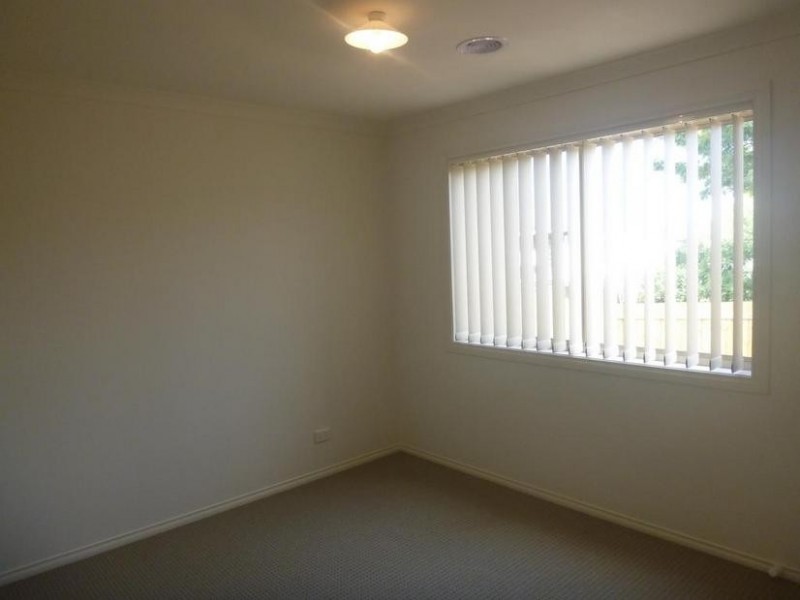 4/12 McCleneghan Place, Pakenham VIC 3810