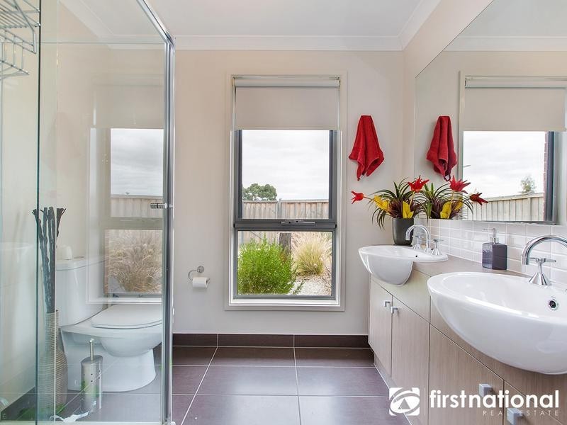 11 Peridot Avenue, Officer VIC 3809