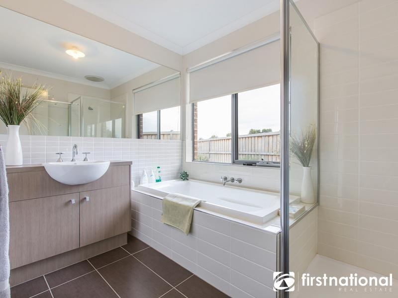 11 Peridot Avenue, Officer VIC 3809