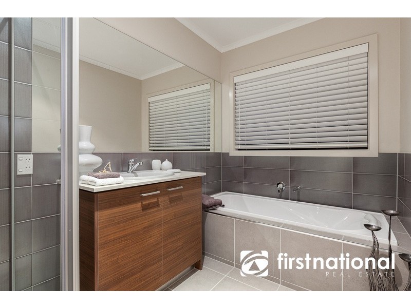 28 Emu Bush Drive, Cranbourne West VIC 3977