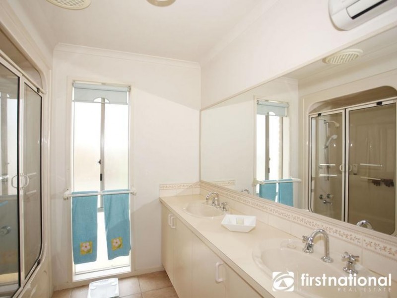 2/13 Savage Street, Pakenham VIC 3810