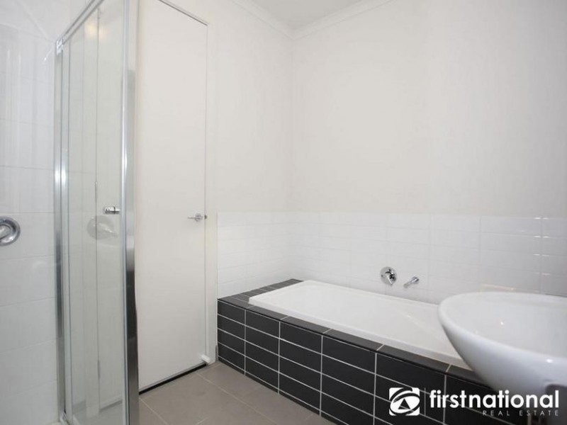 30 Edgeware Close, Pakenham VIC 3810