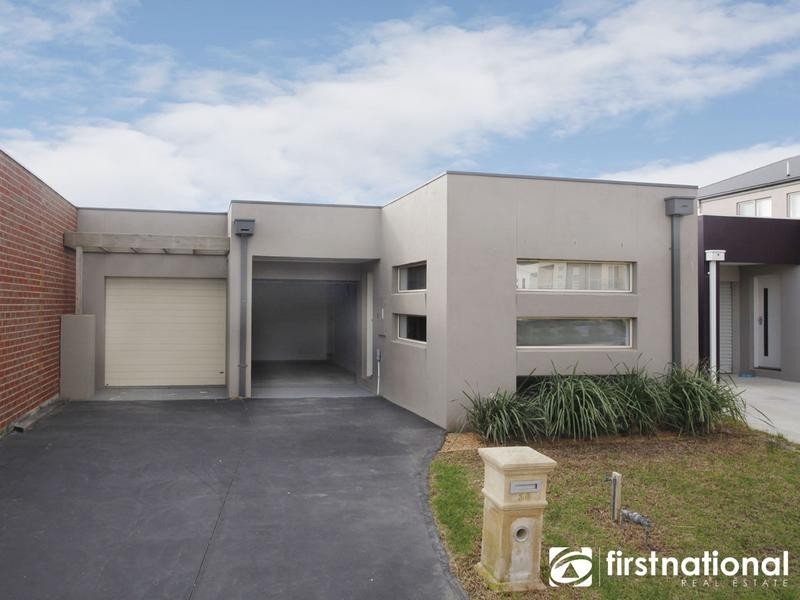 30 Edgeware Close, Pakenham VIC 3810