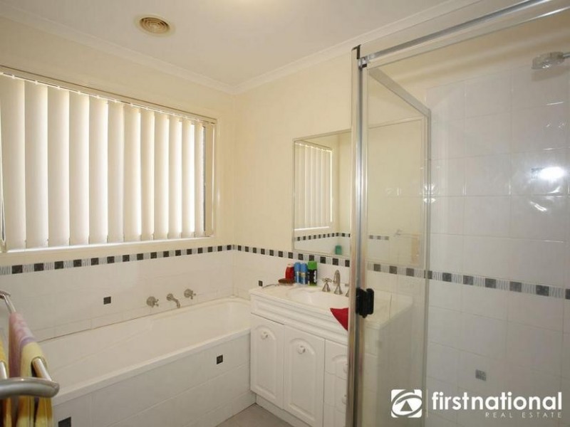 2/4 Jamieson Court, Pakenham VIC 3810