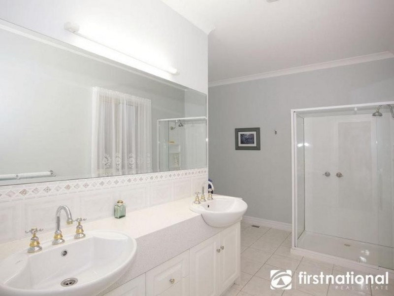 1 Bendanelle Crt, Garfield VIC 3814