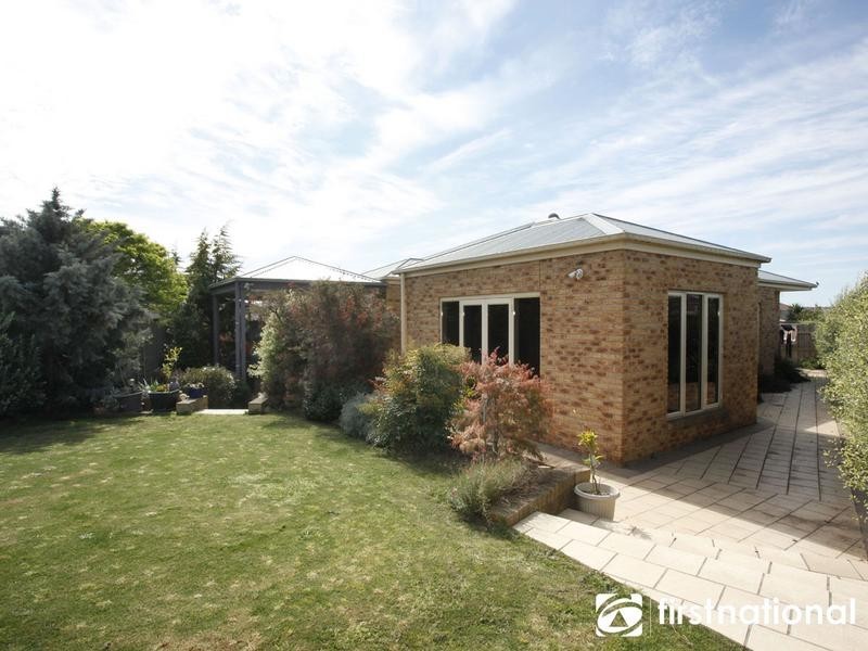 8 Pineview Court, Narre Warren South VIC 3805