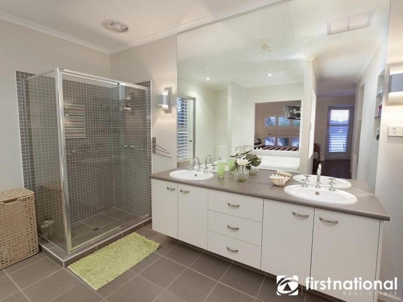 3 McAuley Avenue, Pakenham VIC 3810