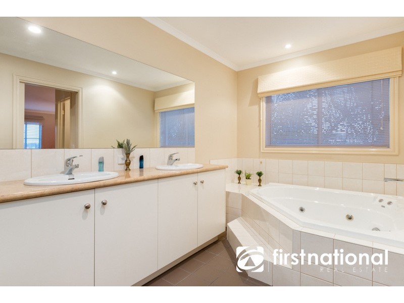 28 Flinders Chase, Pakenham VIC 3810