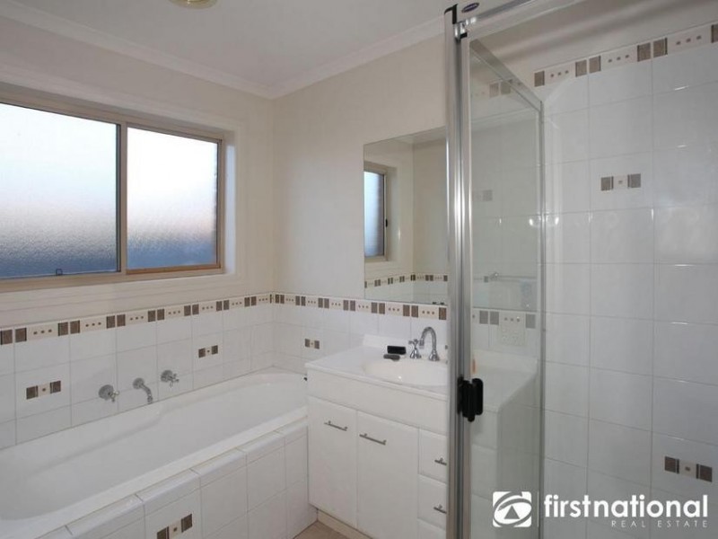 6 Tea Tree Close, Pakenham VIC 3810