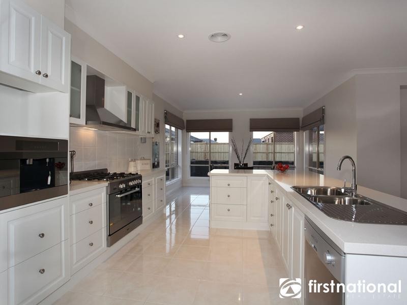 46 Mountainview Boulevard, Cranbourne North VIC 3977