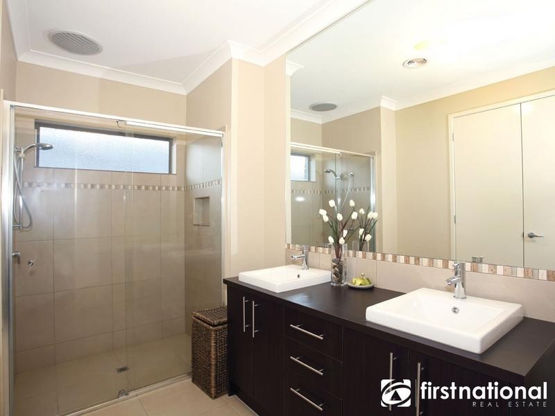 12 Carrington Drive, Pakenham VIC 3810