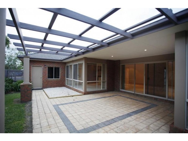 4 Clearwater Drive, Pakenham VIC 3810