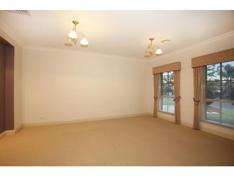 4 Clearwater Drive, Pakenham VIC 3810