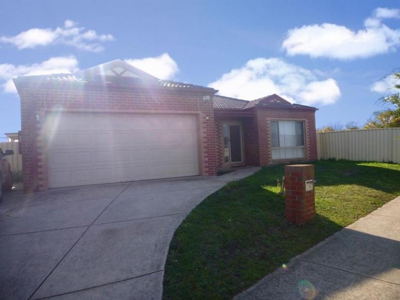 16 Bluehills Boulevard, Pakenham VIC 3810