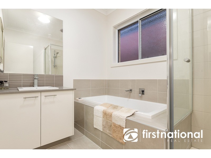 33 Manor View, Pakenham VIC 3810