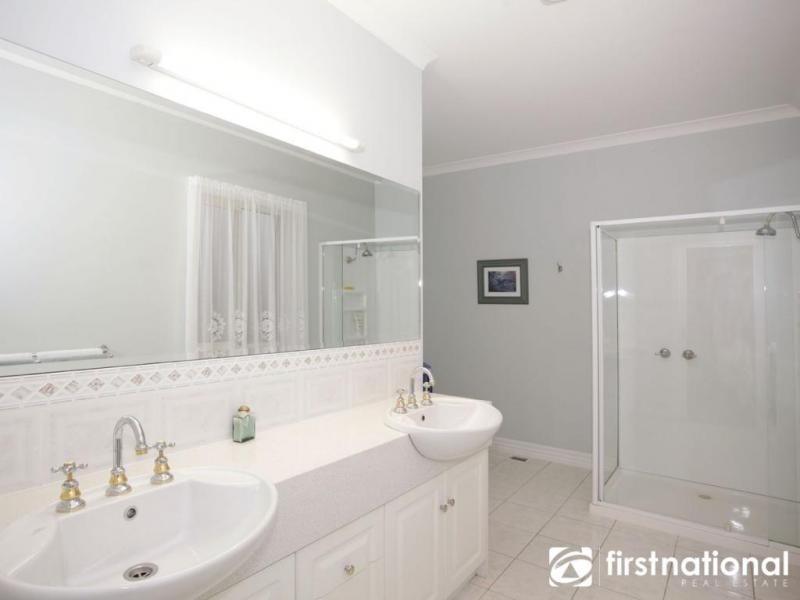 1 Bendanelle Crt, Garfield VIC 3814