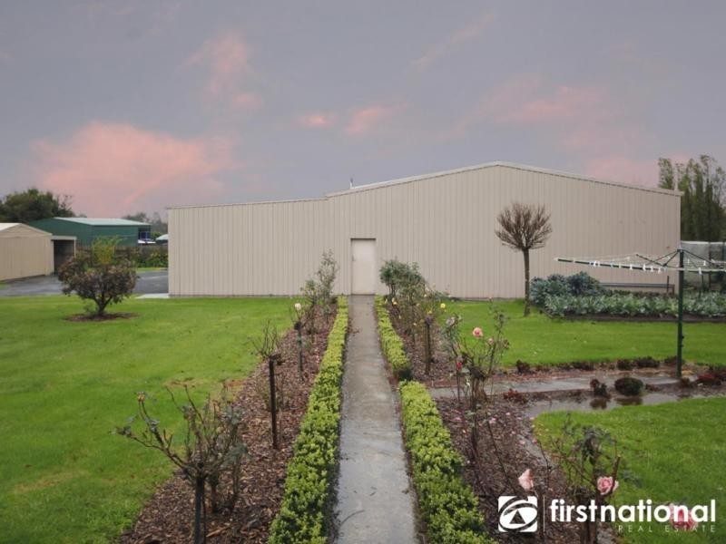 1 Bendanelle Crt, Garfield VIC 3814