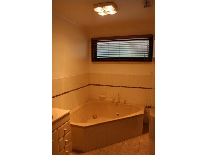 4 Dove Court, Pakenham VIC 3810