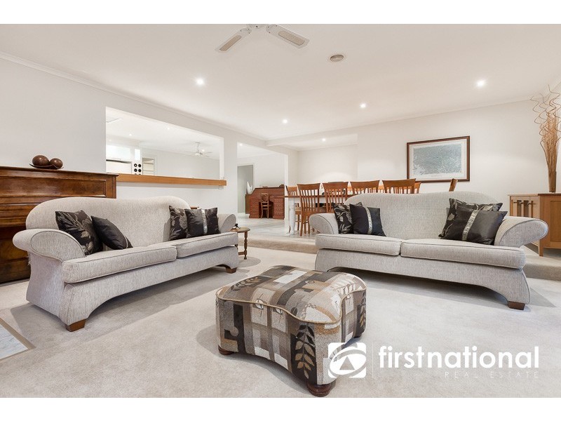 18 Osborn Grove, Pakenham VIC 3810