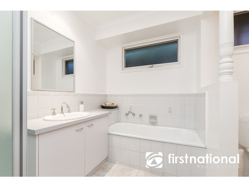 18 Osborn Grove, Pakenham VIC 3810