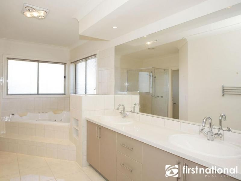 14 Clearwater Drive, Pakenham VIC 3810