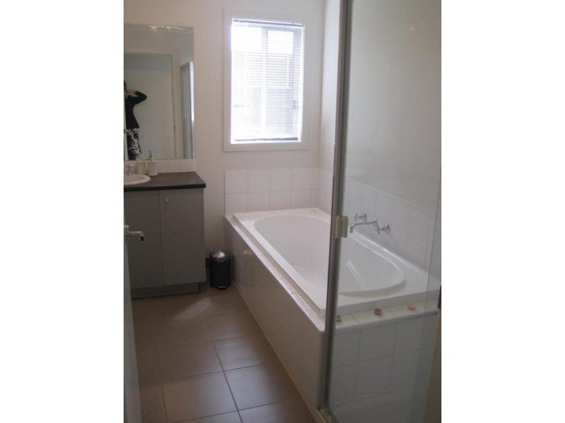 20 Orchard Valley Avenue, Pakenham VIC 3810