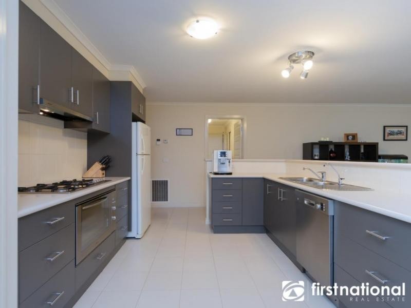 37 Fallingwater Drive, Pakenham VIC 3810