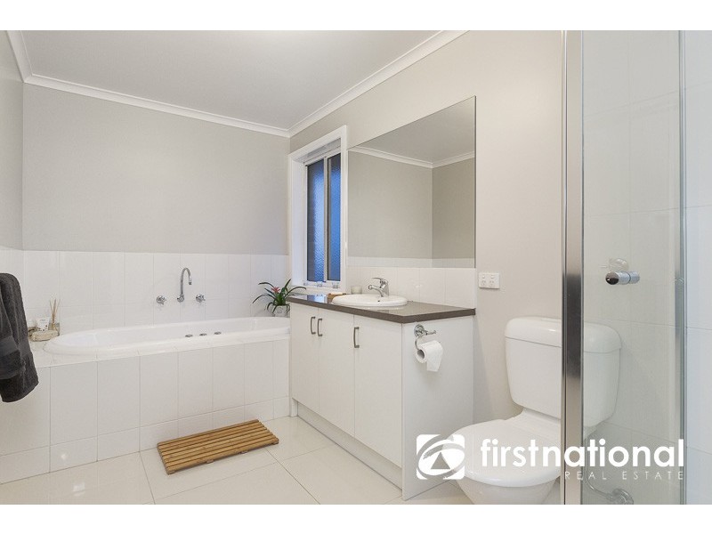 15 Eddie Barron Terrace, Pakenham VIC 3810