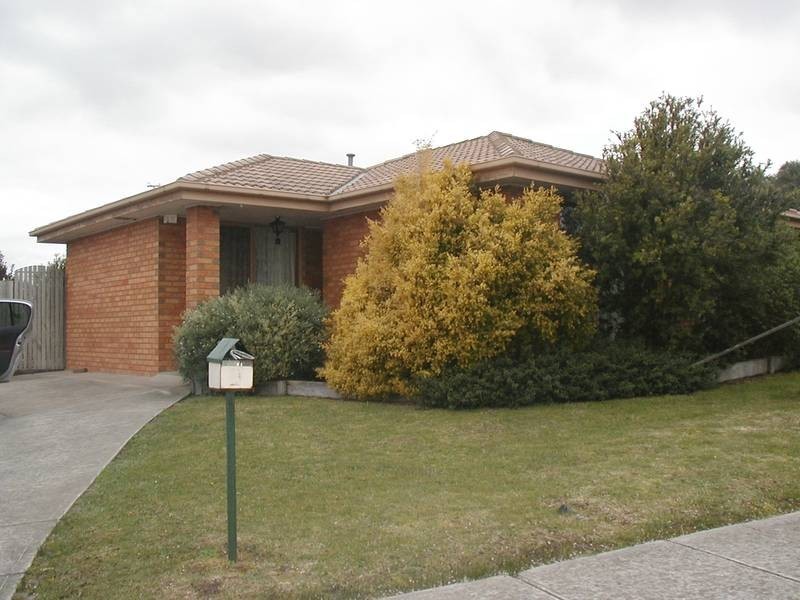 2 Gullquist Way, Pakenham VIC 3810