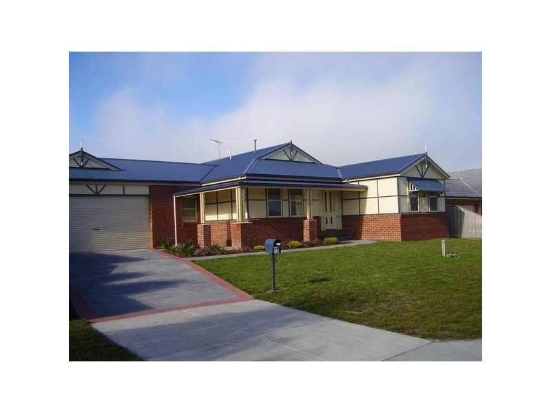 13 Tasman Way, Pakenham VIC 3810