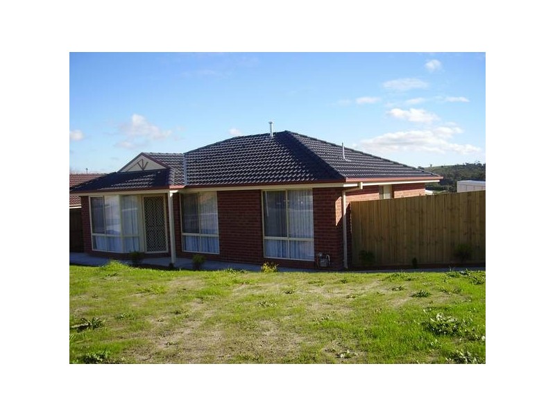 32 Silver Gum Drive, Pakenham VIC 3810